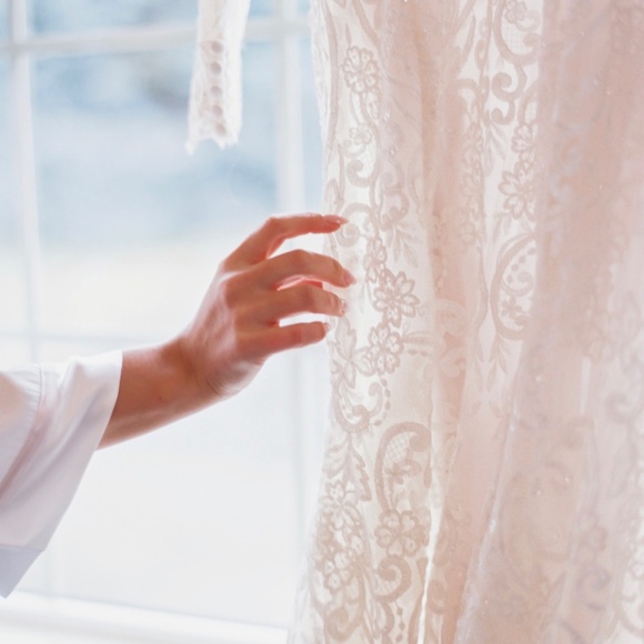 Monique Lhuillier Wedding Gown - Picture 9 of 10